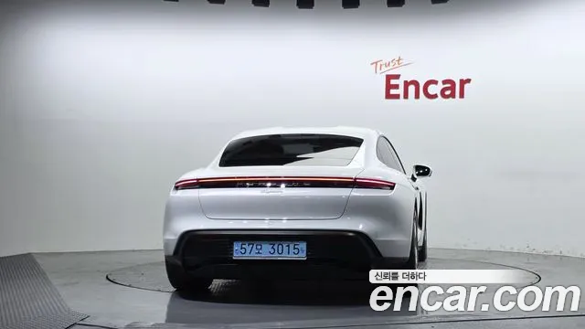 Porsche Taycan — Фото автомобиля 4