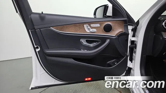 Mercedes-Benz E-Class — Фото автомобиля 20
