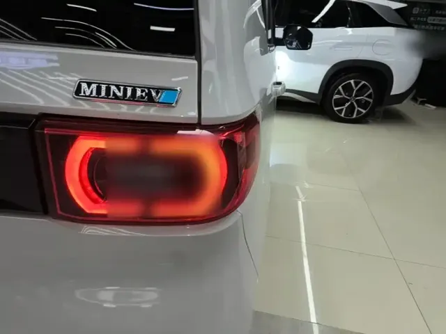 Wuling Hongguang Mini EV — Фото автомобиля 23