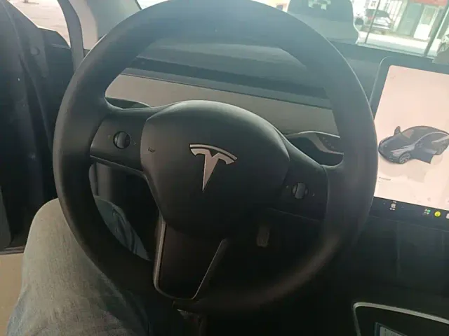 Tesla Model Y — Фото автомобиля 10