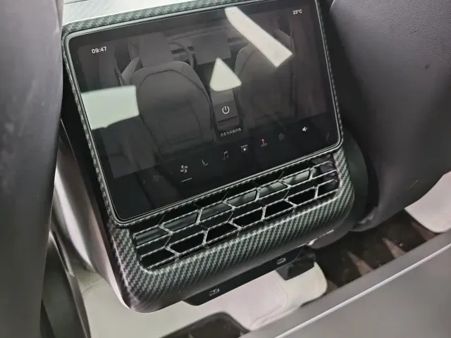 Tesla Model Y — Фото автомобиля 19