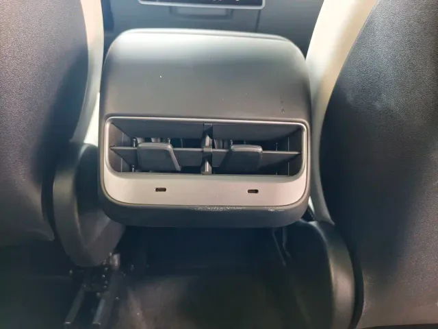 Tesla Model Y — Фото автомобиля 14