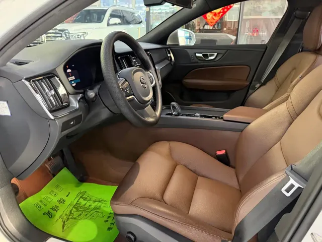 Volvo S60 — Фото автомобиля 7