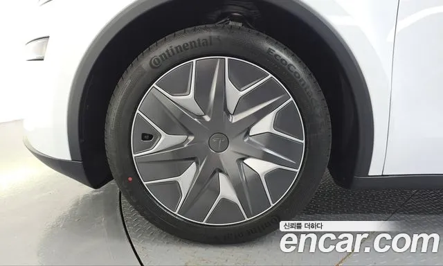 Tesla Model Y — Фото автомобиля 5