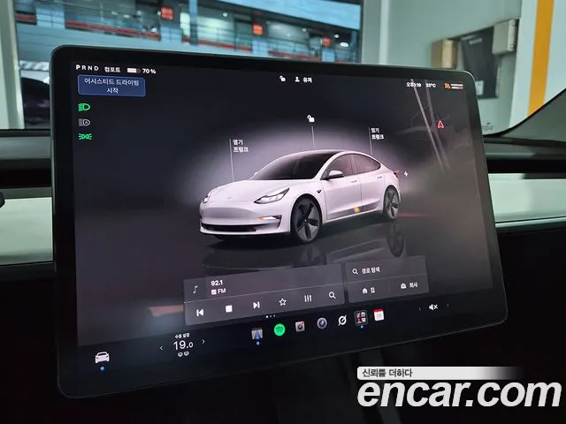 Tesla Model 3 — Фото автомобиля 12
