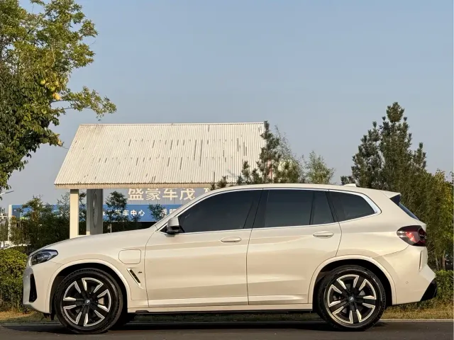 BMW iX3 — Фото автомобиля 2