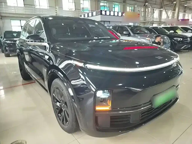 Li Auto L8 — Фото автомобиля 3
