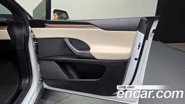 Tesla Model X — Фото автомобиля 26