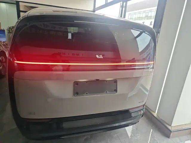 Li Auto MEGA — Фото автомобиля 5