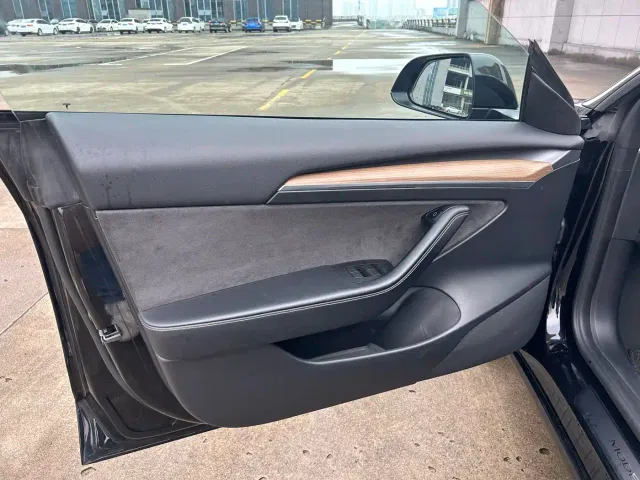 Tesla Model 3 — Фото автомобиля 10