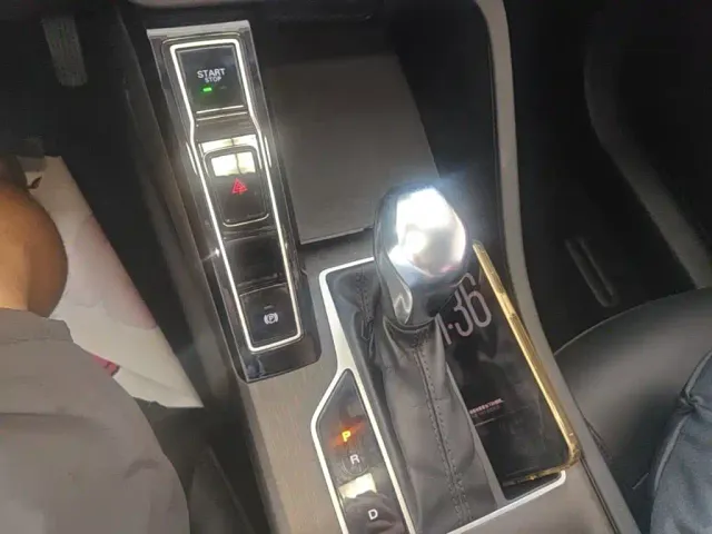 Roewe Roewe i5 2023 1.5L CVT Luxury Edition — Фото автомобиля 13