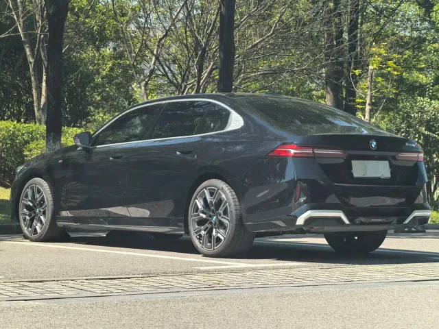 BMW 5 Series — Фото автомобиля 11