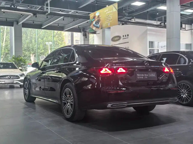 Mercedes-Benz E-Class — Фото автомобиля 5