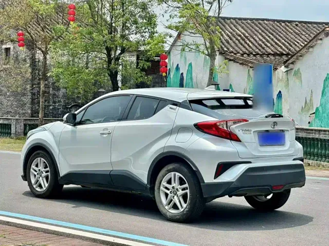 Toyota C-HR — Фото автомобиля 10