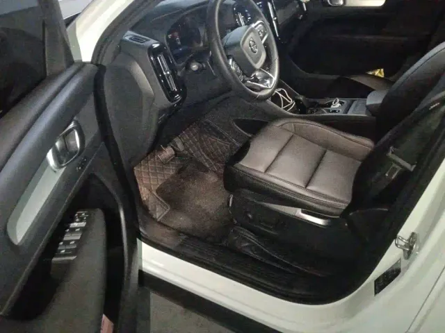 Volvo XC40 — Фото автомобиля 17