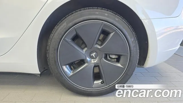 Tesla Model 3 — Фото автомобиля 6