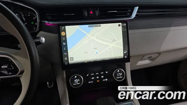 Jaguar F-Pace — Фото автомобиля 14