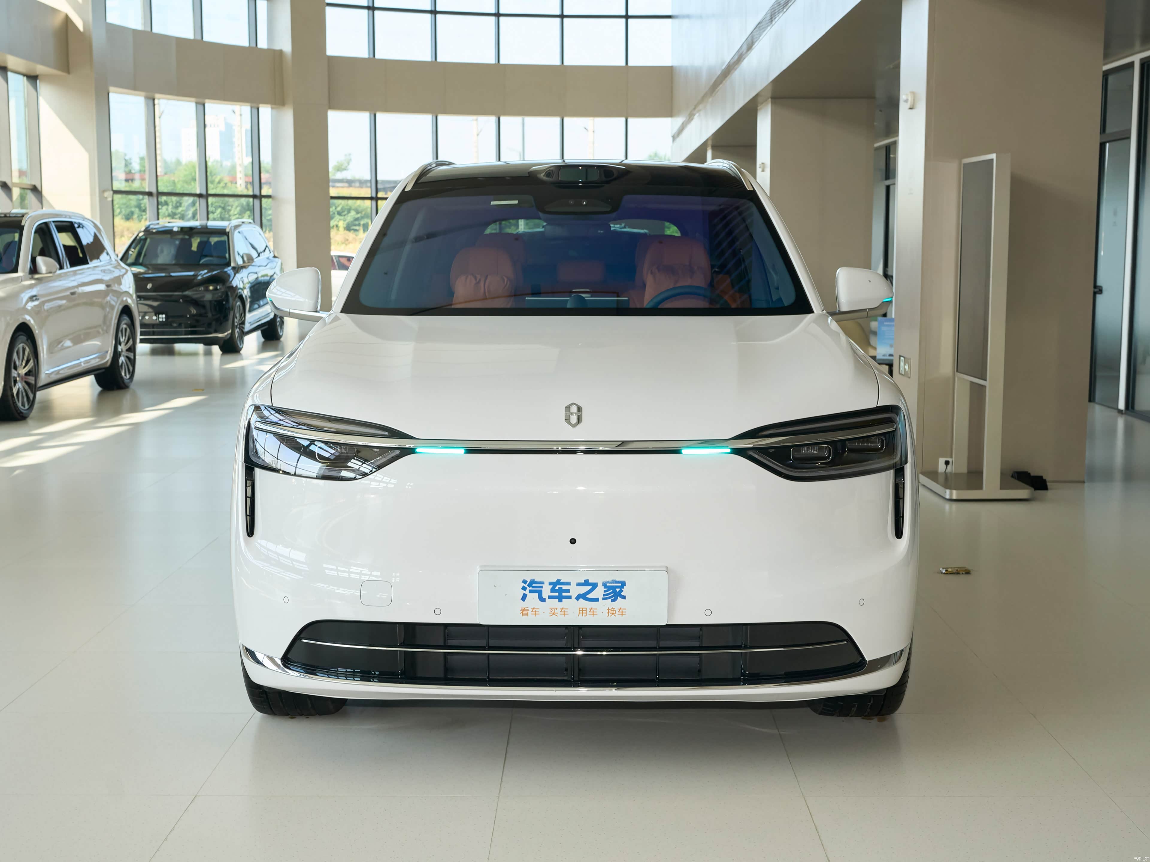 AITO M7 EREV Ultra 5 seats 4wd — Фото автомобиля 2