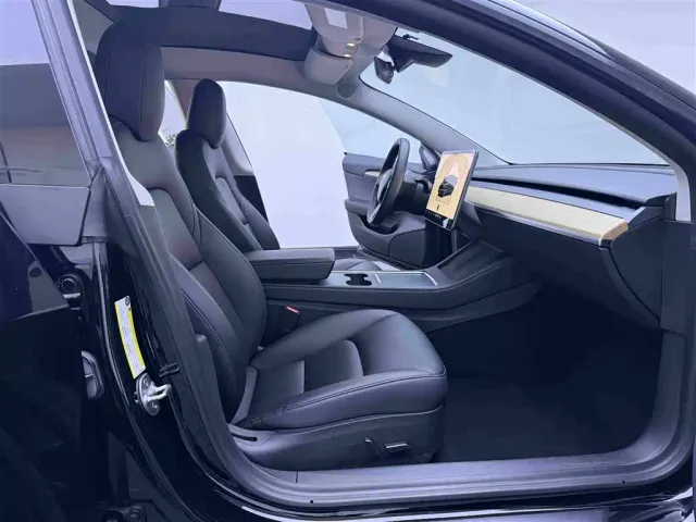 Tesla Model 3 — Фото автомобиля 11