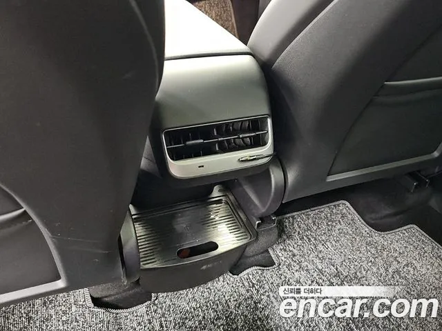 Tesla Model Y — Фото автомобиля 13
