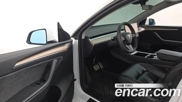 Tesla Model Y — Фото автомобиля 10
