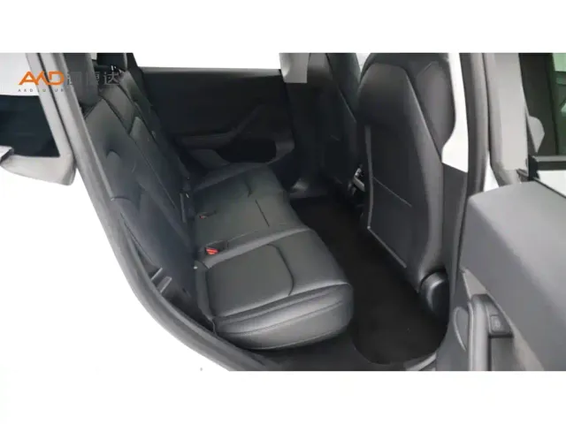 Tesla Model Y — Фото автомобиля 8