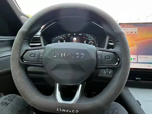 Lynk & Co 01 — Фото автомобиля 14