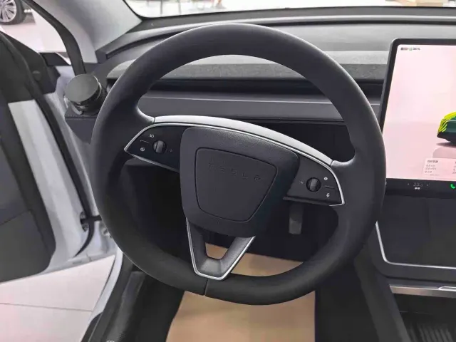 Tesla Model Y — Фото автомобиля 6