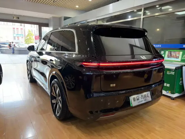 Li Auto Li L8 2023 Pro — Фото автомобиля 13