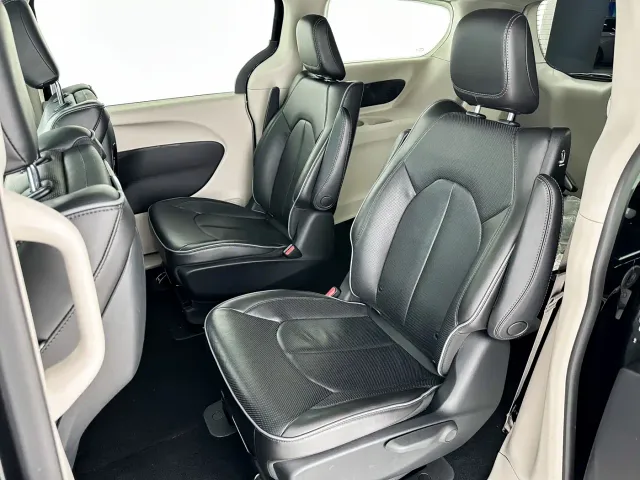 Chrysler Grand Caravan PHEV — Фото автомобиля 9