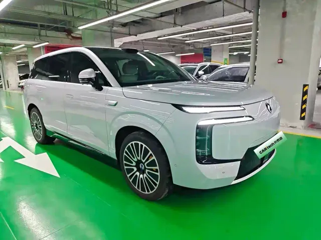 Denza N8L — Фото автомобиля 3
