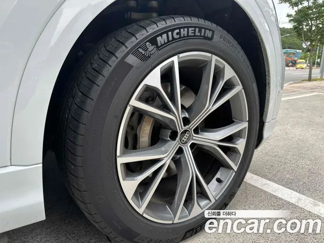 Audi Q8 55 TFSI quattro Premium — Фото автомобиля 17