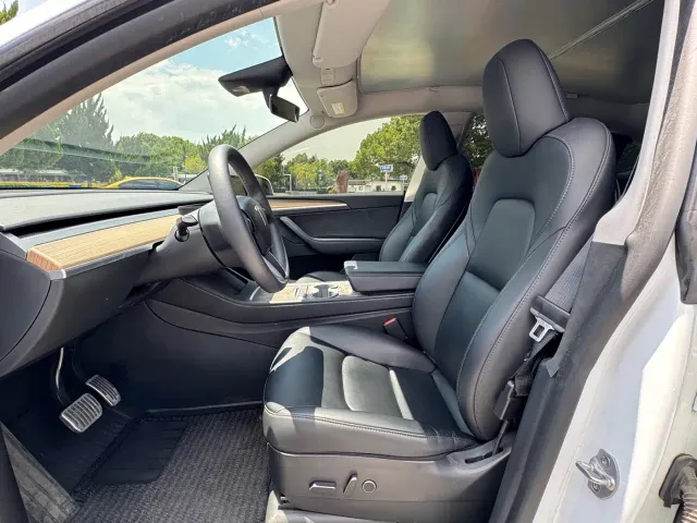 Tesla Model Y — Фото автомобиля 11