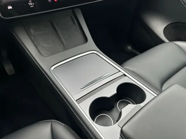 Tesla Model Y — Фото автомобиля 7