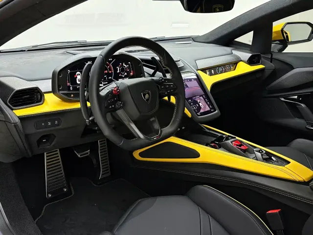 Lamborghini Revuelto — Фото автомобиля 12