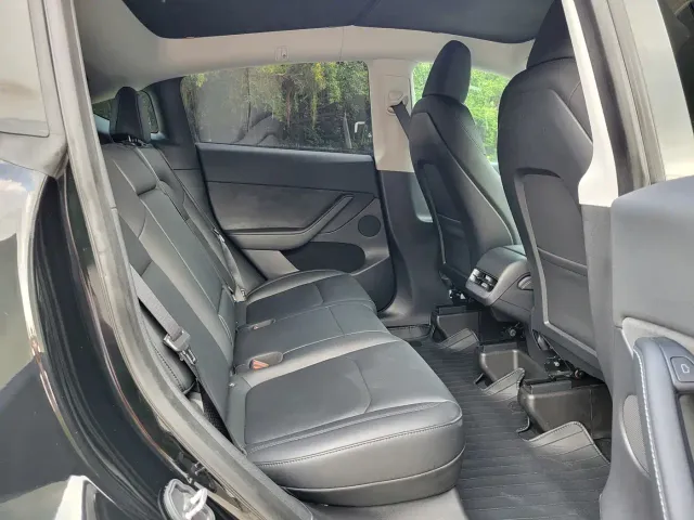Tesla Model Y — Фото автомобиля 11