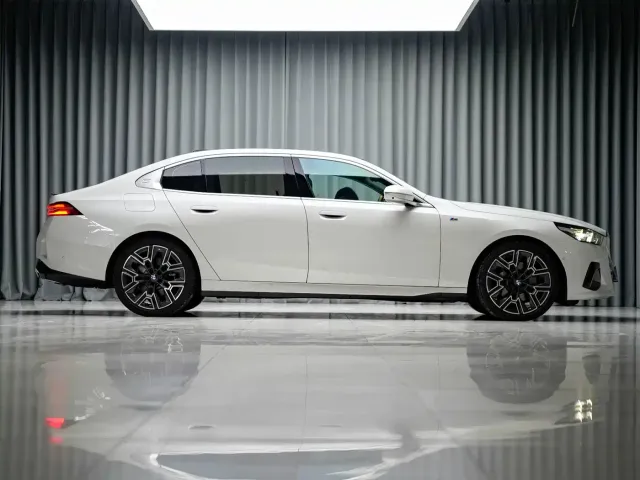 BMW 5 Series — Фото автомобиля 4