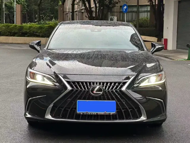 Фотография автомобиля — Lexus ES