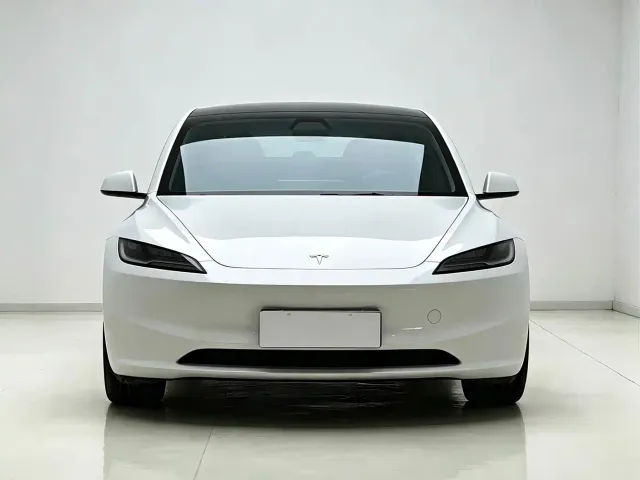 Tesla Model 3 — Фото автомобиля 2