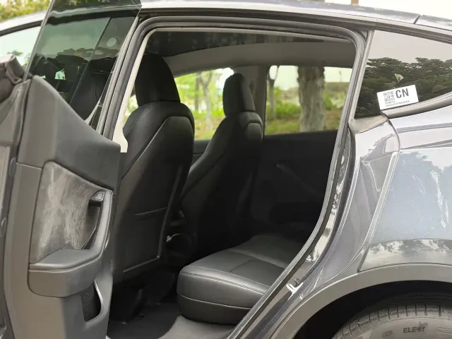 Tesla Model Y — Фото автомобиля 12