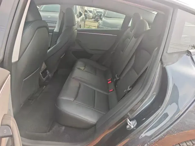 Tesla Model 3 — Фото автомобиля 6