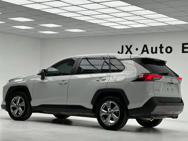 Toyota RAV4 — Фото автомобиля 10