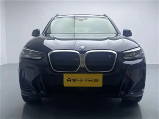 BMW iX3 — Фото автомобиля 2