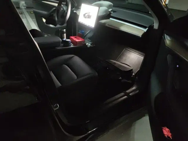 Tesla Model Y — Фото автомобиля 17