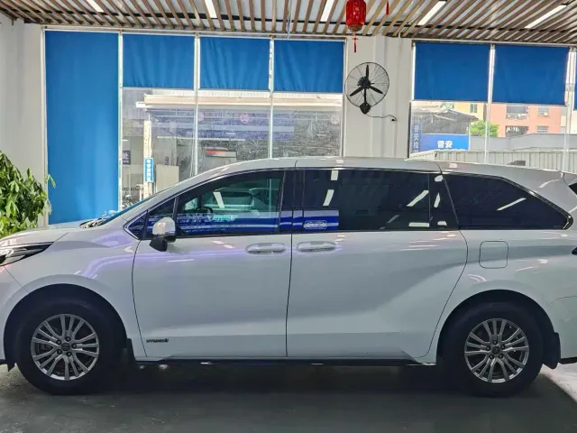 Toyota Sienna — Фото автомобиля 4