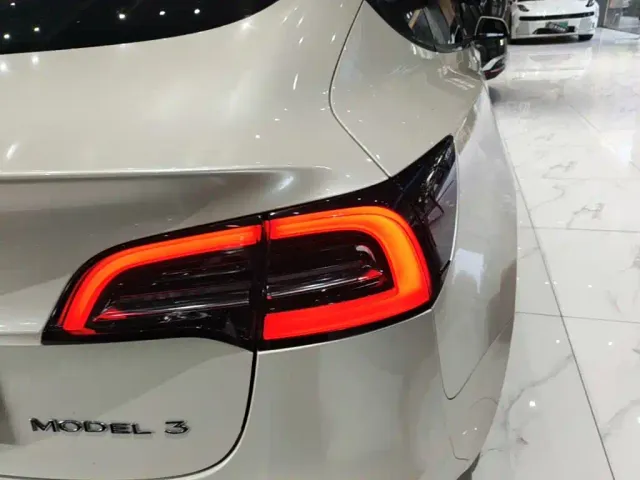 Tesla Model 3 — Фото автомобиля 7
