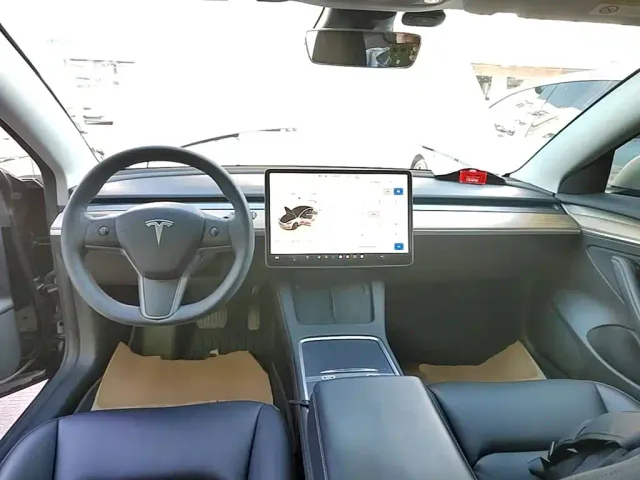 Tesla Model 3 — Фото автомобиля 9