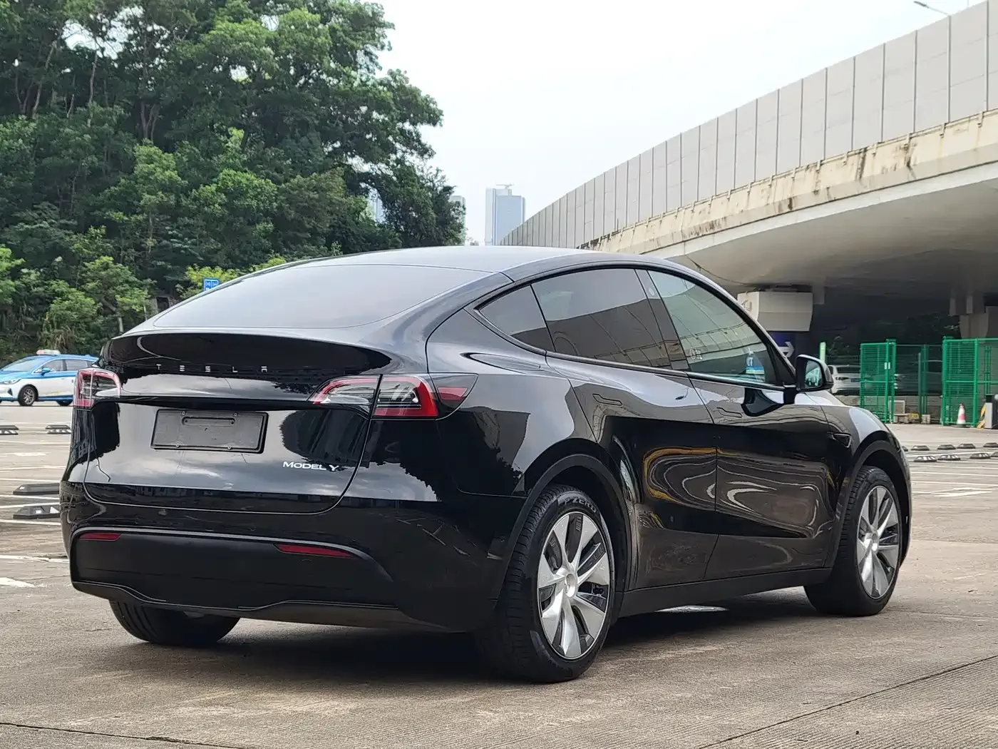 Tesla Model Y 2022 Facelift Rear-Wheel Drive Version — Фото автомобиля 10