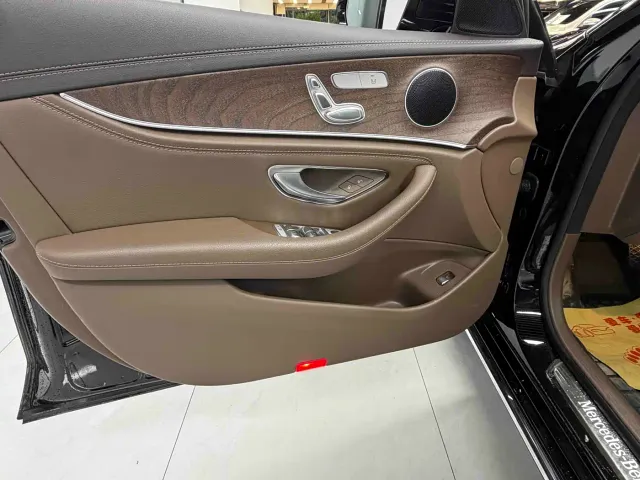 Mercedes-Benz E-Class — Фото автомобиля 11