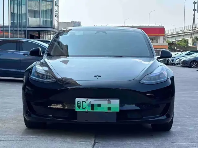 Tesla Model 3 — Фото автомобиля 2